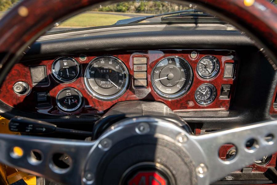 Панель приборов MGB Roadster 5-Speed 1977 года  (фото 38 из 72)